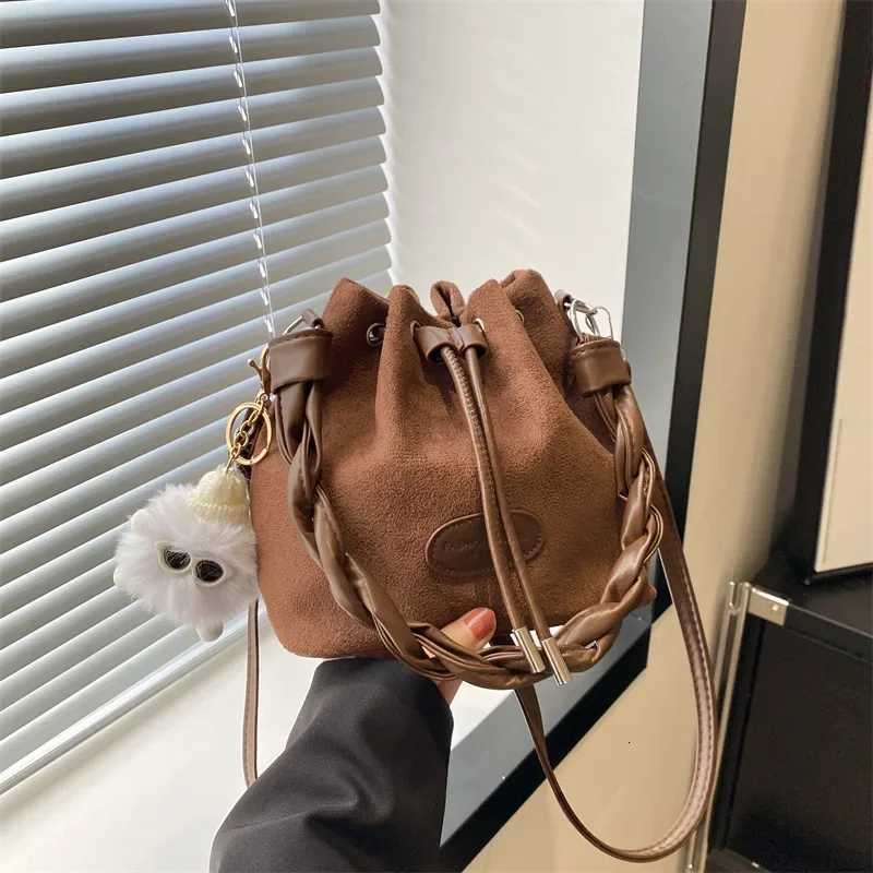 High Quality Trendy Bucket Bag Small Crossbody Handbag Wens Fiable Soft Polyer Single Strap Digging Pocket Interior D251014