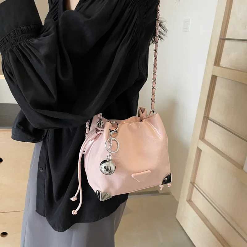 Large Capacity Wens Handbag Cmuter Shoder Tote Bucket Bag Fall New Style Neutral Minimalist Style Polyurethane Material D251014
