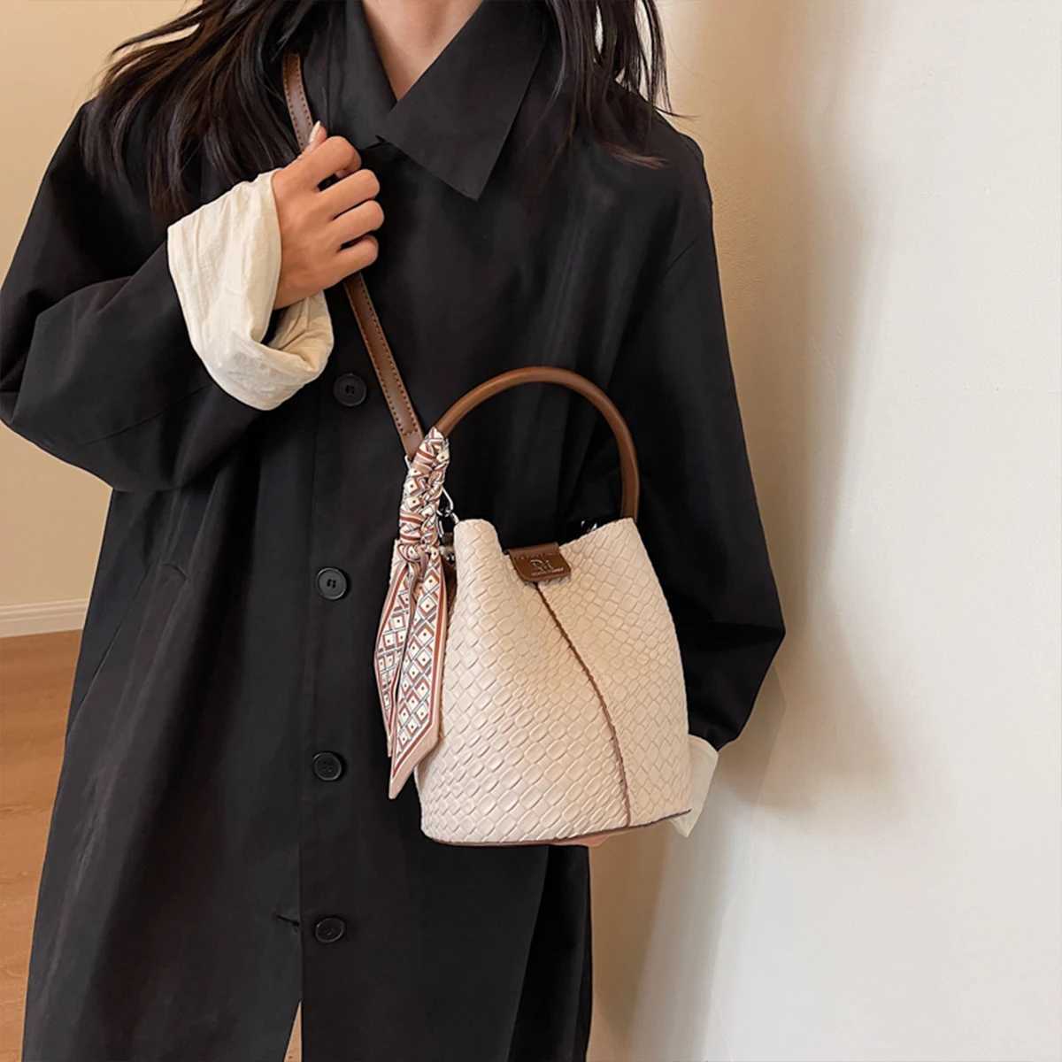 Classic Woven Texture Bucket Bag for Wen Quilted PU Leather Large Capacity Magnetic Snap Crossbody Bag for Daily Cmute D251014