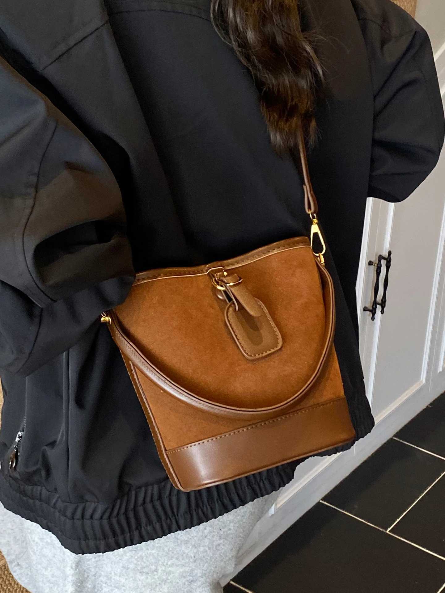 Vintage PU Splicing Faux Suede Messenger Bag Wens Luxury Fi Temperament Cmuting Bucket Handbags Fem Shoder Bags D251014