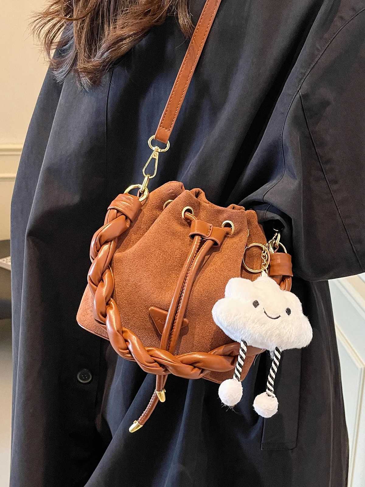 Niche design suede bag wen 2024 new autumnwinter messenger bag pleated bucket bag D251014