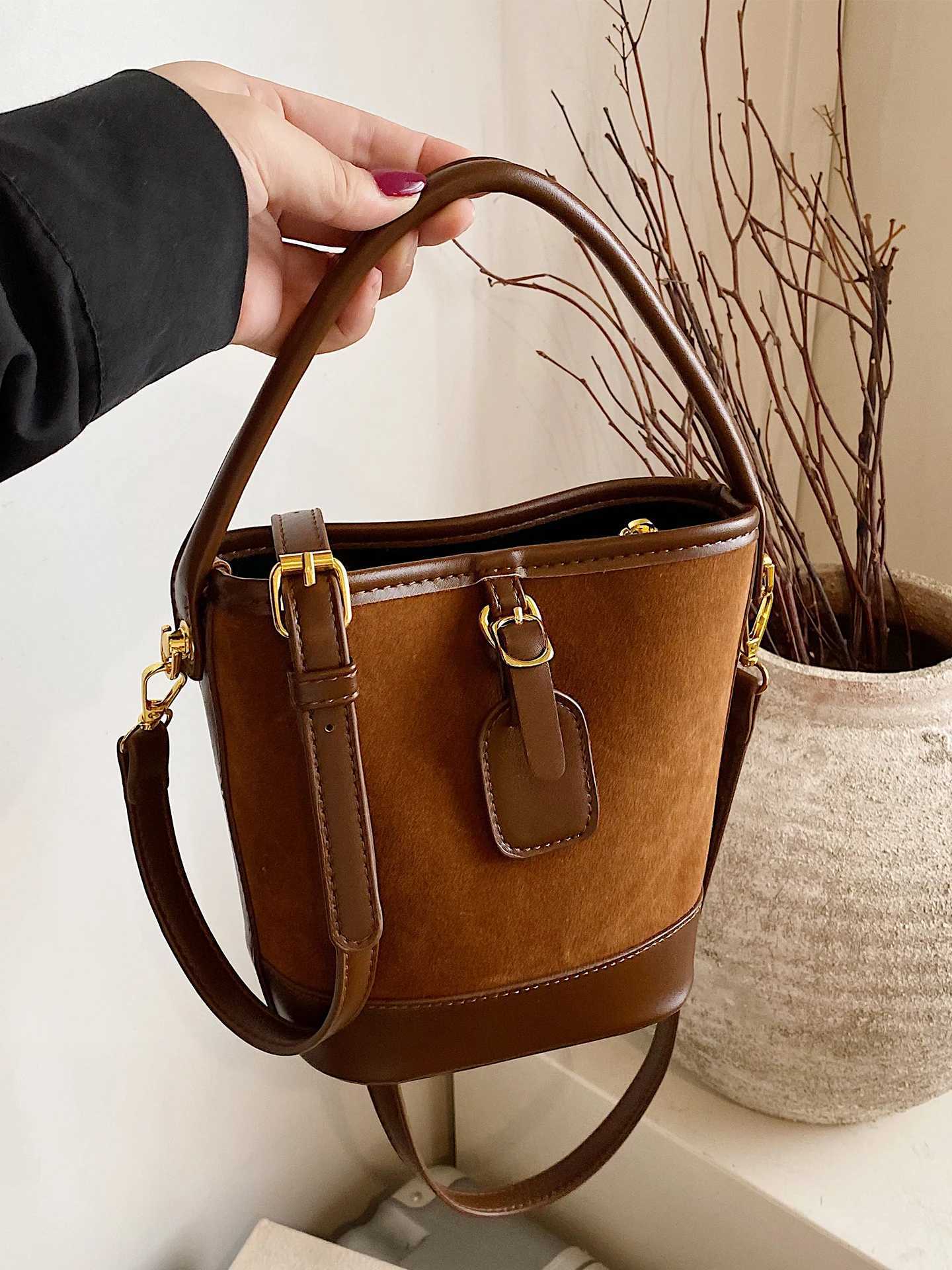 Vintage PU Splicing Faux Suede Messenger Bag Wens Luxury Fi Temperament Cmuting Bucket Handbags Fem Shoder Bags D251014