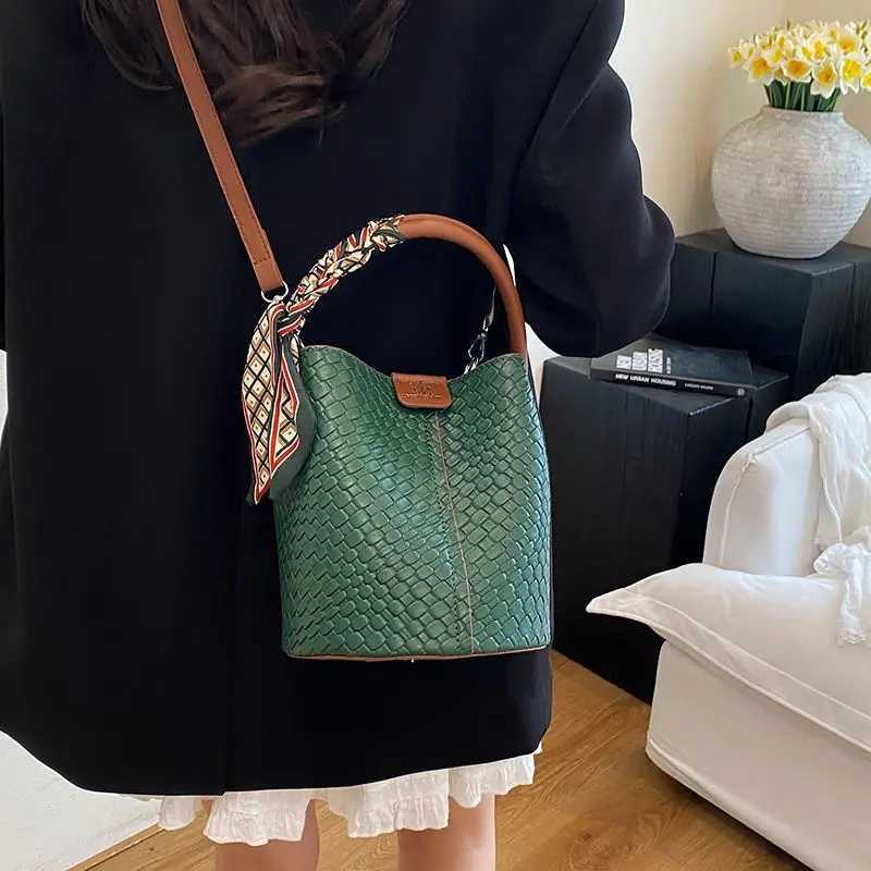 New wens bag 2025 fiable classic bucket shoder bag wear with simple design and large capacity crossbody bag D251014