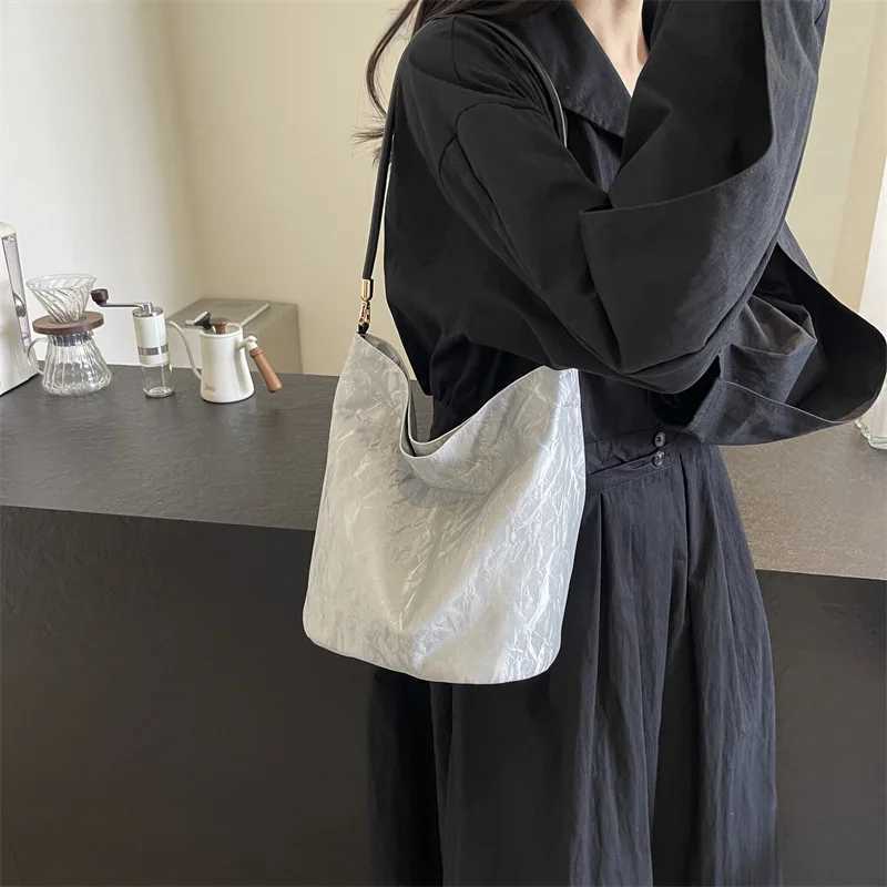 2025 Korean Solid Bucket Bag for Wen Minimalist Shoder Crossbody Purse Fiable Handbag D251014