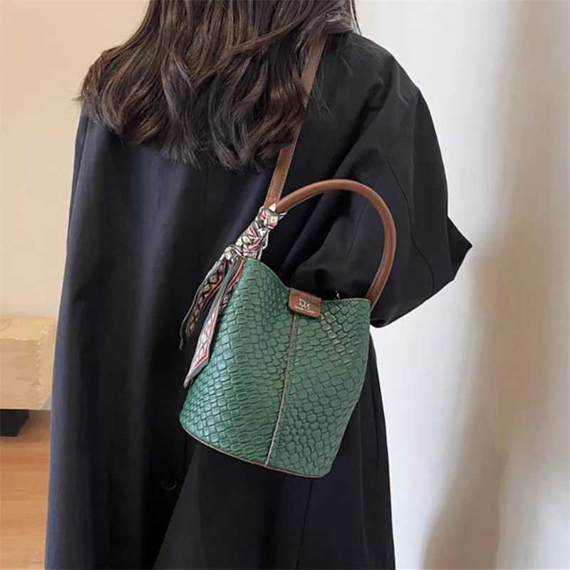 Stylish Wen Bucket Tote Bag Solid Color Woven Effect Handbag Shoder Crossbody BagAdjustable And Detachable Shoder Strap D2510141