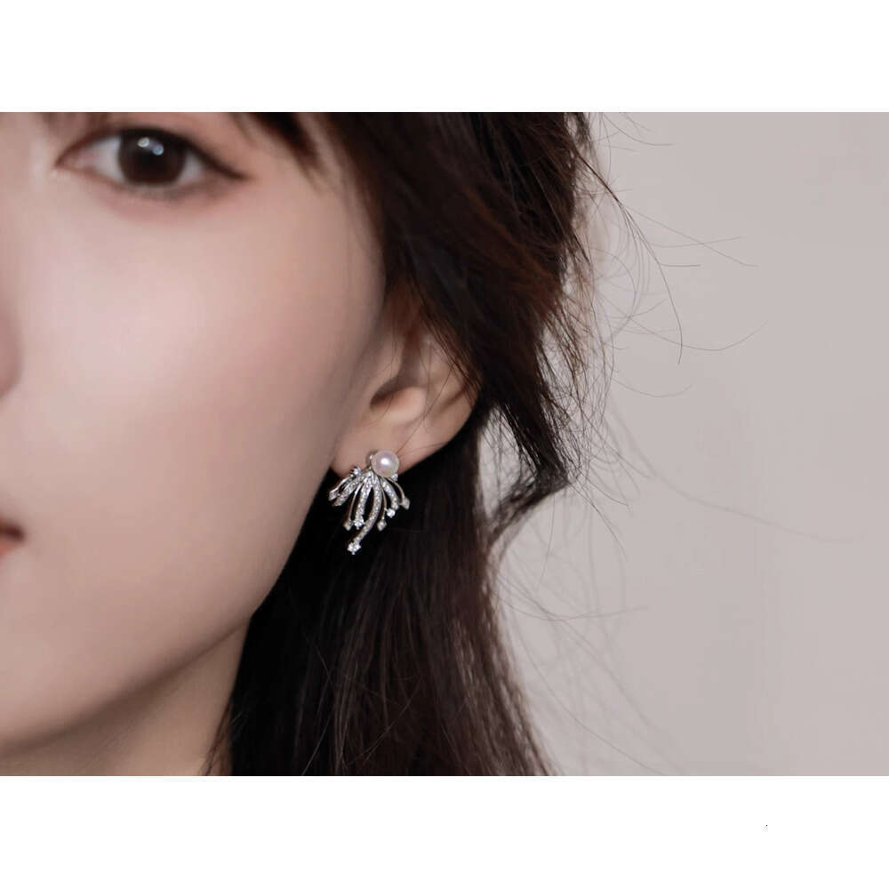 Jasmo Sier Fireworks Light High-end Design Natural Pearl Elegant Delicate Stud Earrings for Women