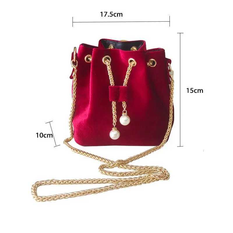 2025 Vintage Sweet Wine Red Veet Wens Crossbody Gold Metal Chain Drstring Bucket Bag Banquet Party Small Cluhes Handbags D251014