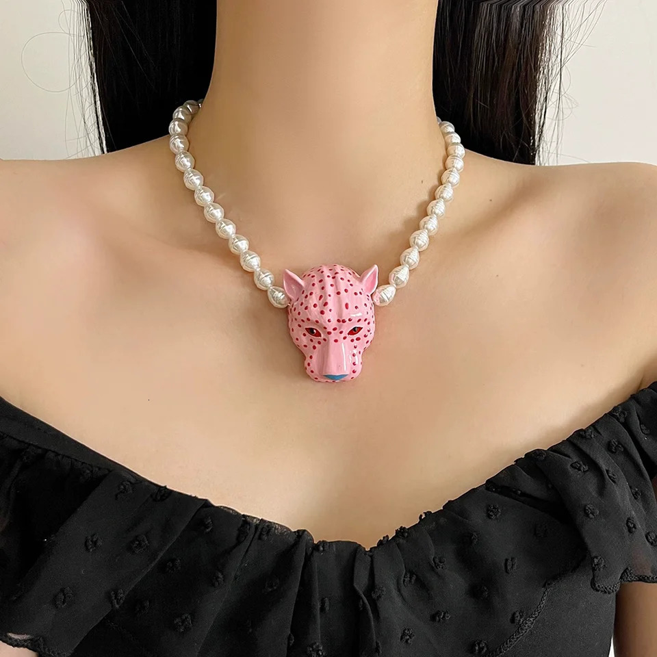 Exaggerated Retro Enamel Leopard Head Pendant Pearl Necklace Womens Fashion Collarbone Chain Party Jewelry Accessories 251010