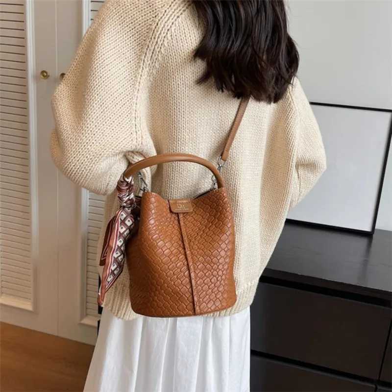 Stylish Wen Bucket Tote Bag Solid Color Woven Effect Handbag Shoder Crossbody BagAdjustable And Detachable Shoder Strap D2510141