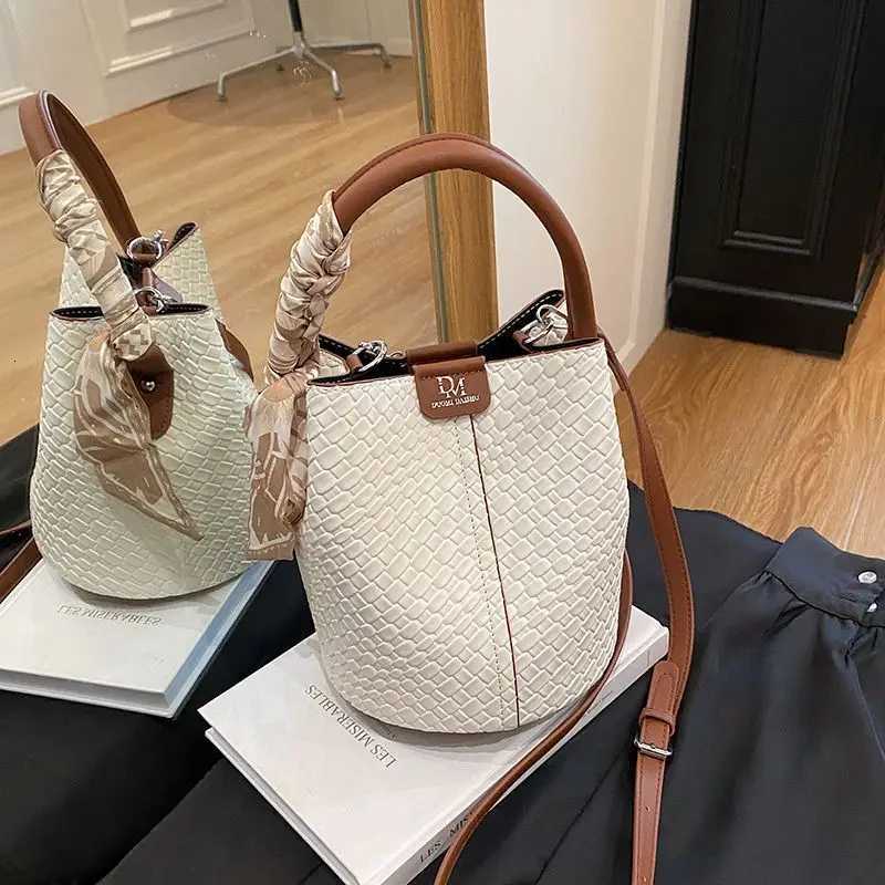 New wens bag 2025 fiable classic bucket shoder bag wear with simple design and large capacity crossbody bag D251014