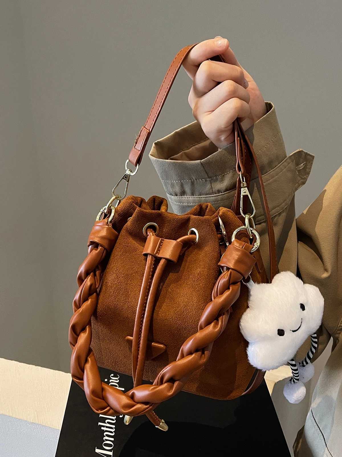 Niche design suede bag wen 2024 new autumnwinter messenger bag pleated bucket bag D251014