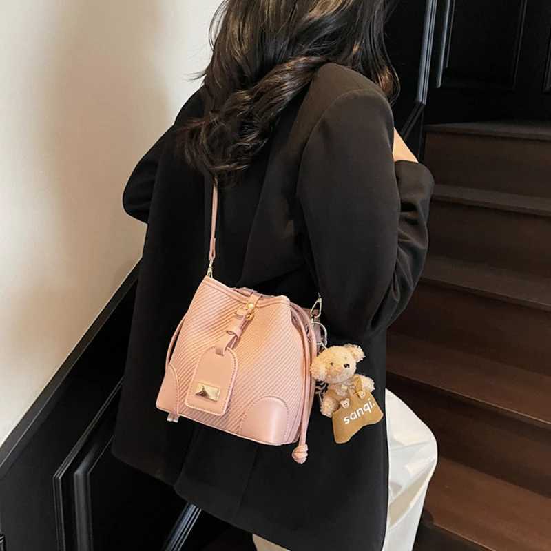 Highend Bucket Bag For Wen 2025 New Korean Cmuting Versatile Crossbody Bags Pahwork Drstring Shoder Purse D251014