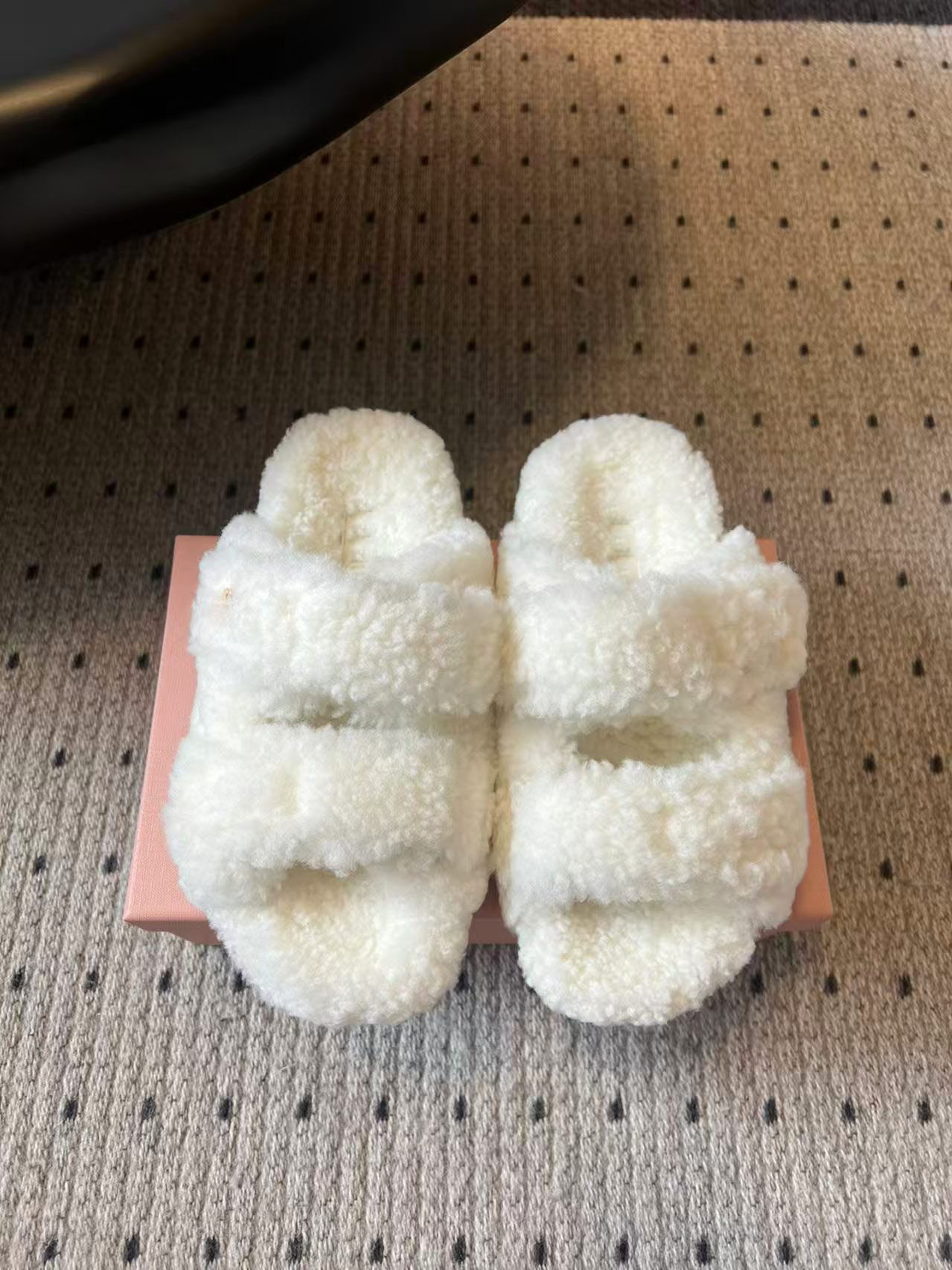 Fashion designer style women's plush classic thick bottom casual wool flip flops for winter warmth and leisure outdoor home, indoor women's shoelace box 35-41