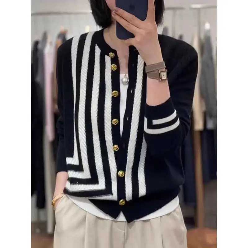 Fashion Temperament One Loose Knitting Cardigan Oice Lady Striped Long Sve Top Tee Women Cloes Trend Buttons Sweater W251014