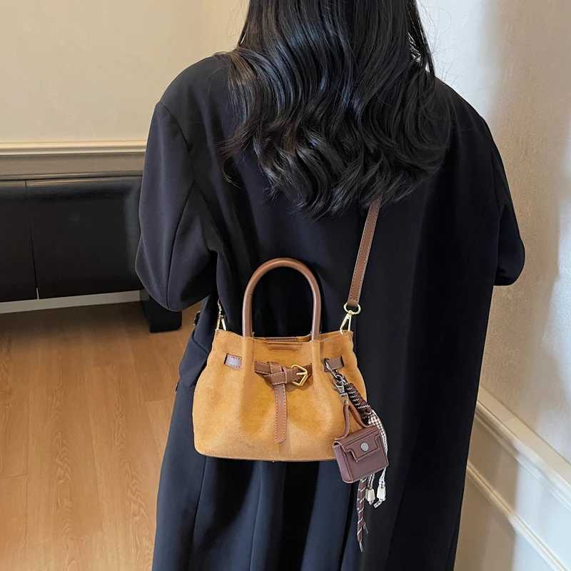 Faux Suede Autumnwinter Solid Color Bucket String Temperament Ladies Bags 2025 Brand New Fi Versatile Crossbody Bags D251014