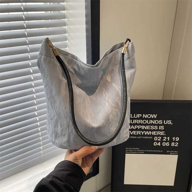 2025 Korean Solid Bucket Bag for Wen Minimalist Shoder Crossbody Purse Fiable Handbag D251014