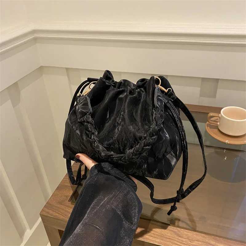 2025 Simple Shoder Bag Wen Spring Summer Niche Design Crossbody Purse Versatile Style Bucket Bag Minimalist Casual Handbag D251014