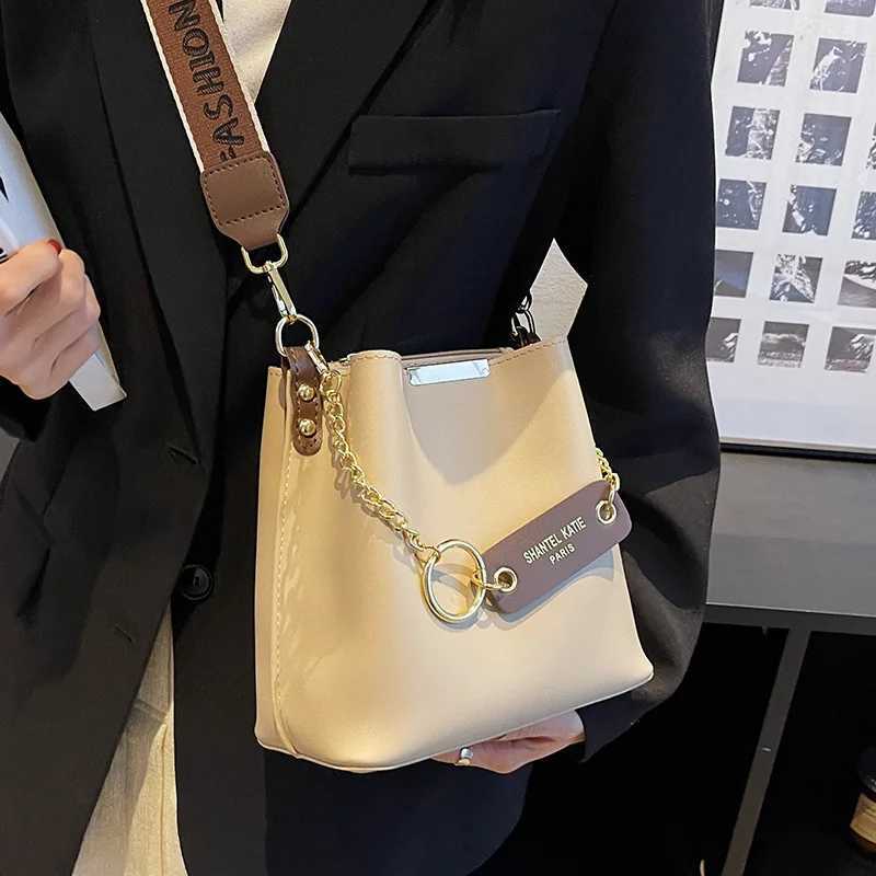 2025 Hot S Large Bucket Bag Wen Fi Wide Strap Crossbody Shoder Bag Textured Tote Autumn Winter Vintage Purse D251014