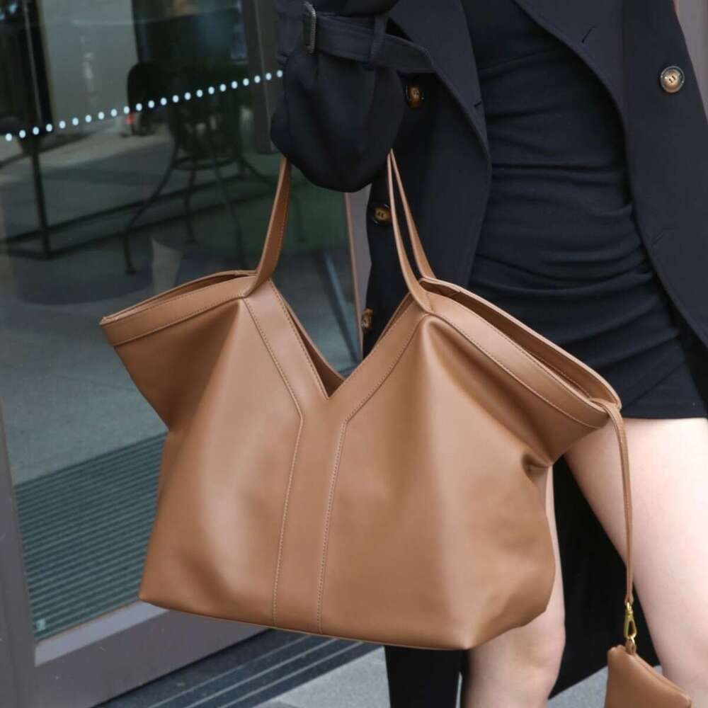 2024 New Niche Fashion Large Capacity Tote Casual Commuter Versatile Shoulder Underarm Bag