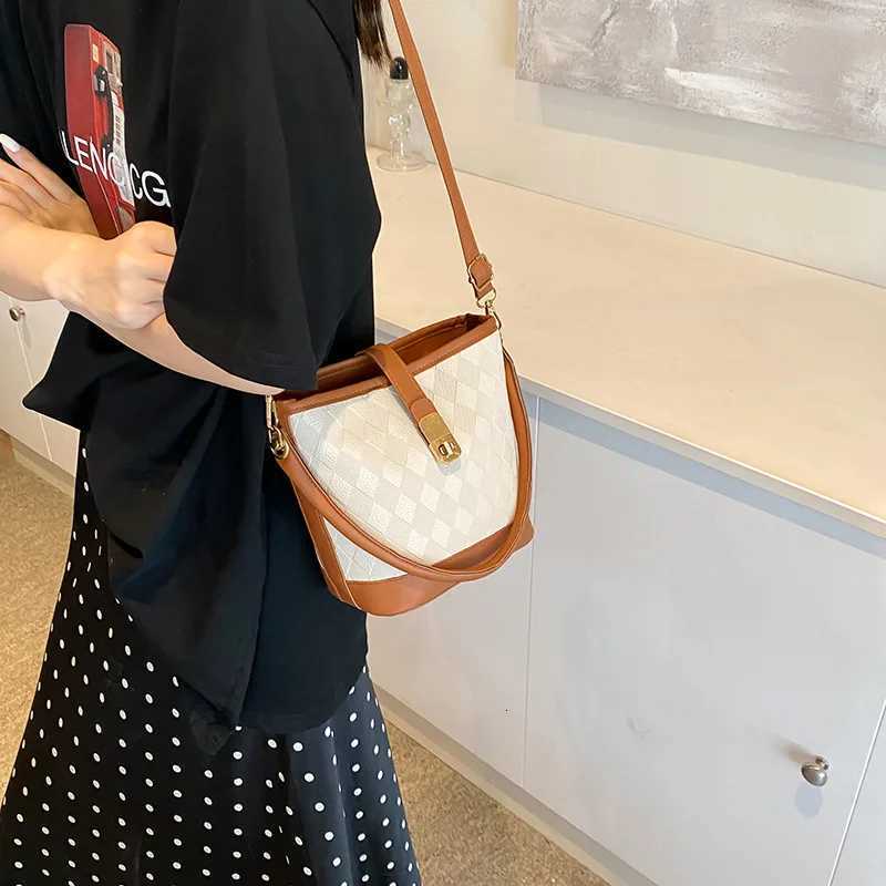 Summer New Versatile Woven Shoder Bag Highend Messenger Bag Portable Fi Casual Wens Bucket Bag D251014