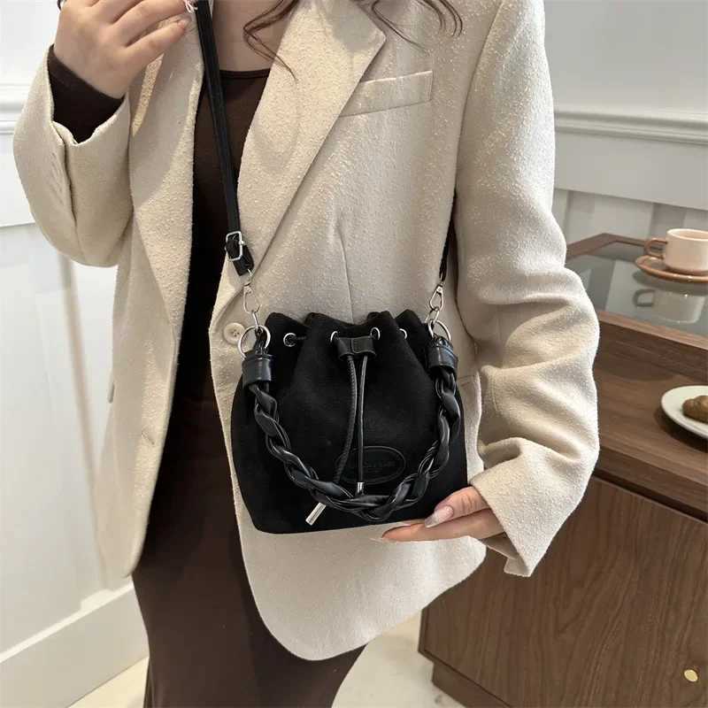 High Quality Trendy Bucket Bag Small Crossbody Handbag Wens Fiable Soft Polyer Single Strap Digging Pocket Interior D251014