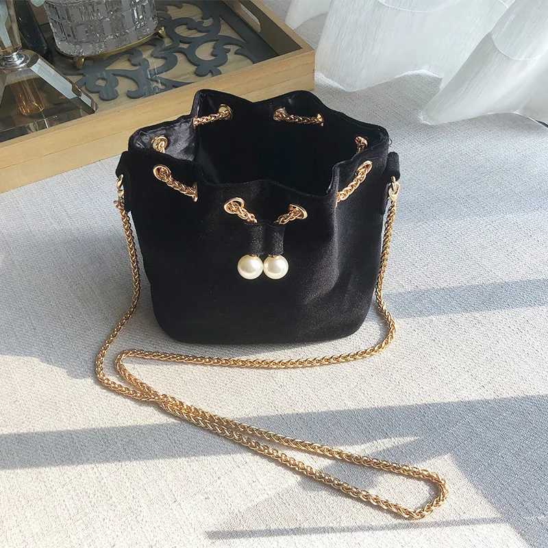 2025 Vintage Sweet Wine Red Veet Wens Crossbody Gold Metal Chain Drstring Bucket Bag Banquet Party Small Cluhes Handbags D251014