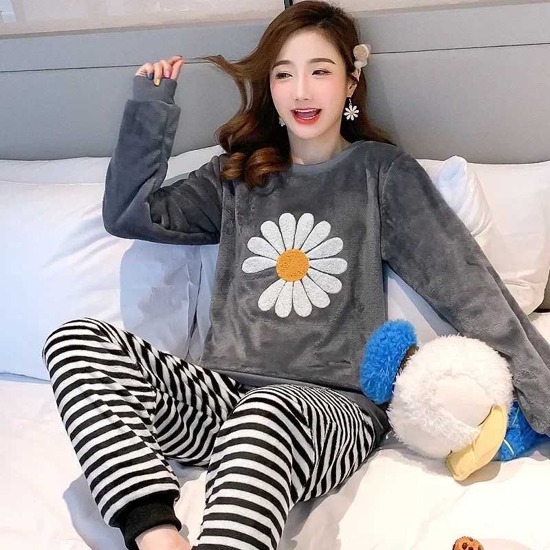 Thickened Warm Sleepwear for Winter Flannel ONeck Girl Loungewear 2PCS Set Ladies Pajamas Long Sleeves Cartoon Bear LoungewearT251014