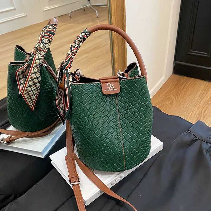 New wens bag 2025 fiable classic bucket shoder bag wear with simple design and large capacity crossbody bag D251014