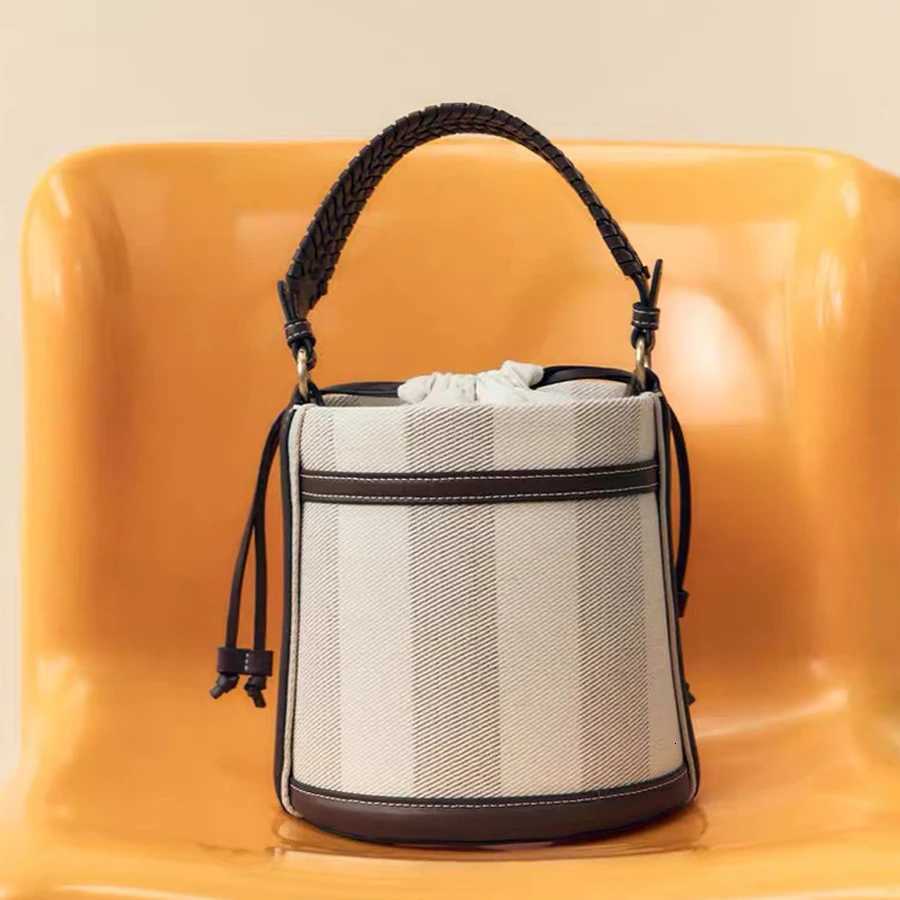 Fi Str Bucket Bag Weave Wen Handbags Designer Panelled Shoder Crossbody Bags Casual Summer Beach Small Tote Purses D2510141