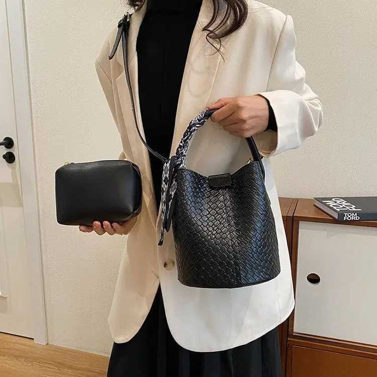 Bucket Bag Fi HandWoven Mini Bucket Bag Wen Chain Sling Purses Fem Crossbody Summer Tote Hobo Bag D251014