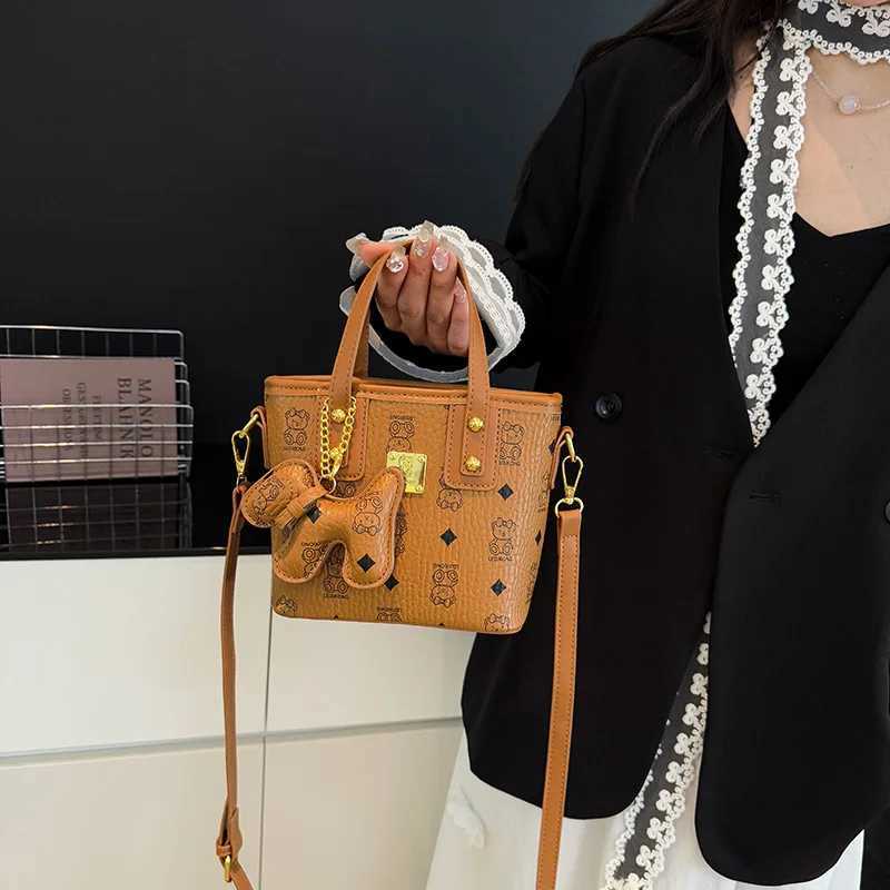 New in 2025 Wens Fiable Portable Bucket Bag High Quality Large Capacity Ideal as a Versatile Shoder and Crossbody Bag D251014