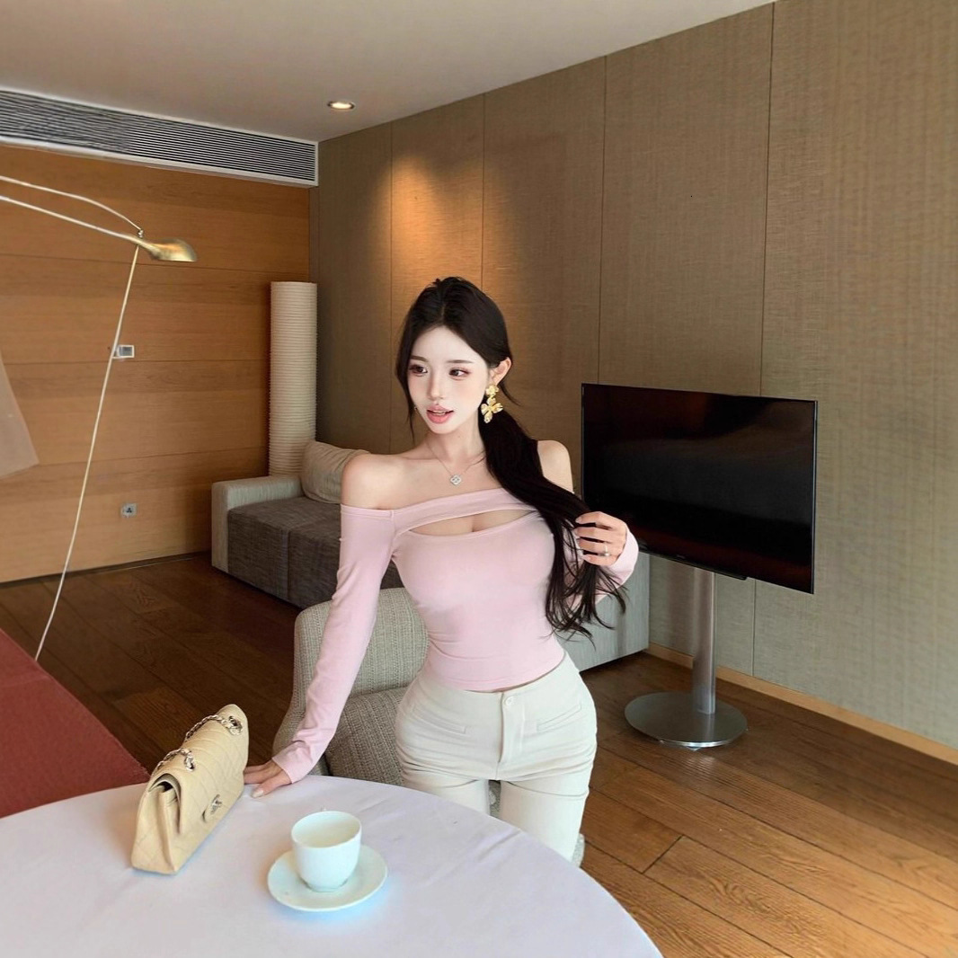 Spicy Sexy Long Sleeve TShirt for Women Early Autumn 2025 New Hollow Out Inner Layer OffShoulder Base Shirt Top 210514