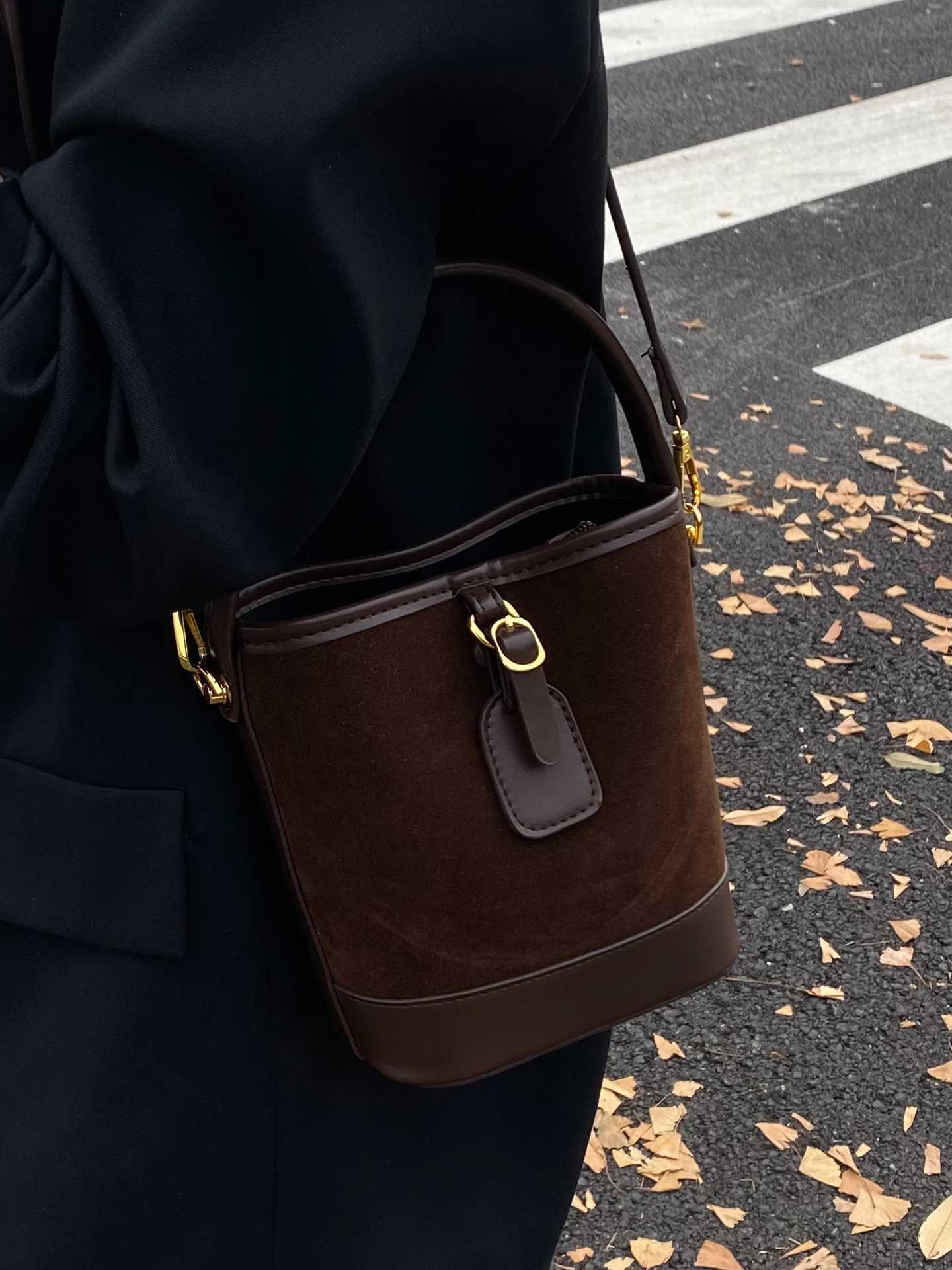 Vintage PU Splicing Faux Suede Messenger Bag Wens Luxury Fi Temperament Cmuting Bucket Handbags Fem Shoder Bags D251014