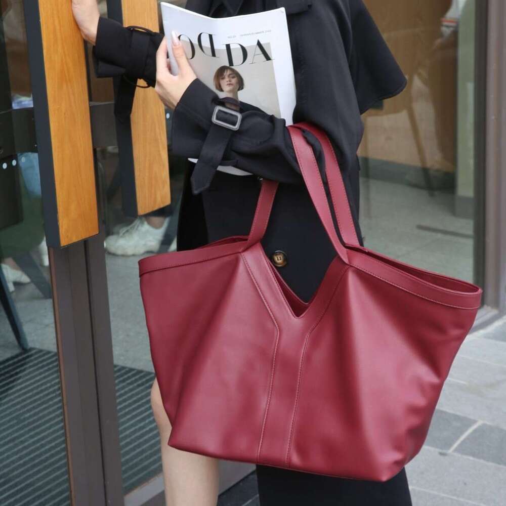 2024 New Niche Fashion Large Capacity Tote Casual Commuter Versatile Shoulder Underarm Bag