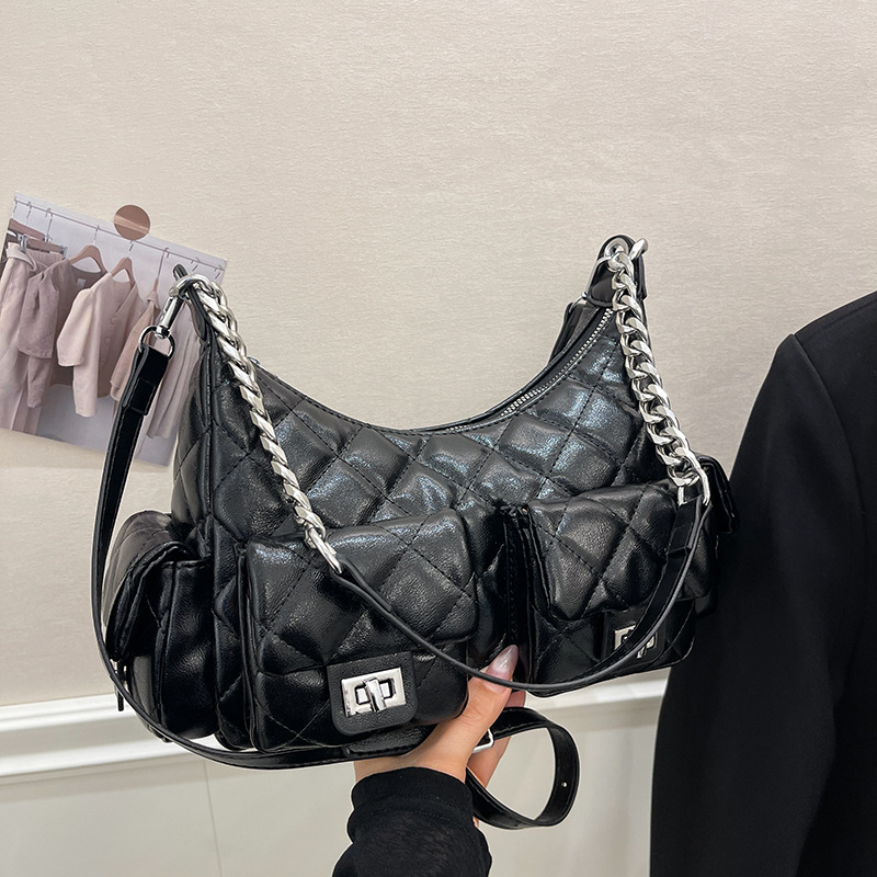 new Free delivery designer shoulder bag Casual and fashionable commuting shoulder bag simple and atmospheric