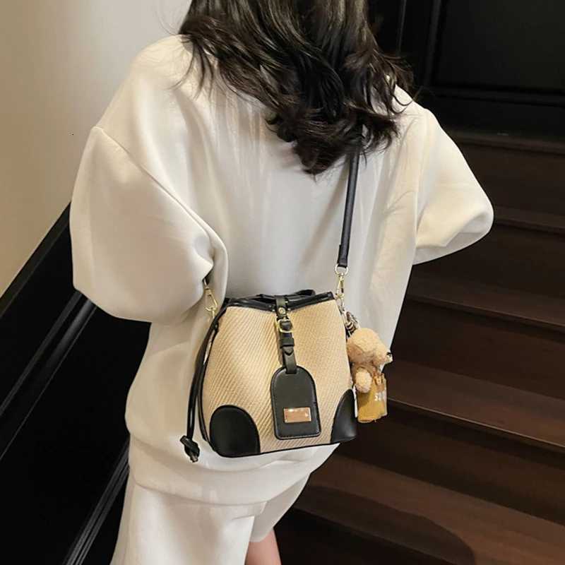 Highend Bucket Bag For Wen 2025 New Korean Cmuting Versatile Crossbody Bags Pahwork Drstring Shoder Purse D251014