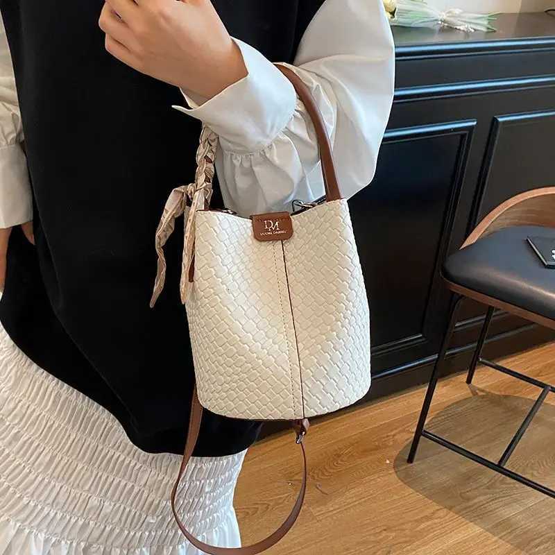 New wens bag 2025 fiable classic bucket shoder bag wear with simple design and large capacity crossbody bag D251014