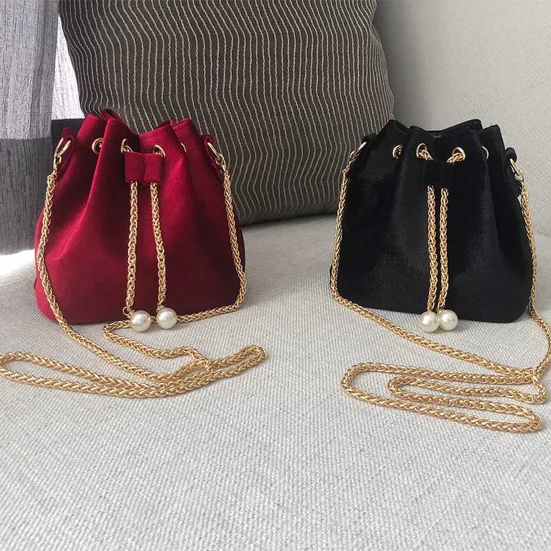 2025 Vintage Sweet Wine Red Veet Wens Crossbody Gold Metal Chain Drstring Bucket Bag Banquet Party Small Cluhes Handbags D251014