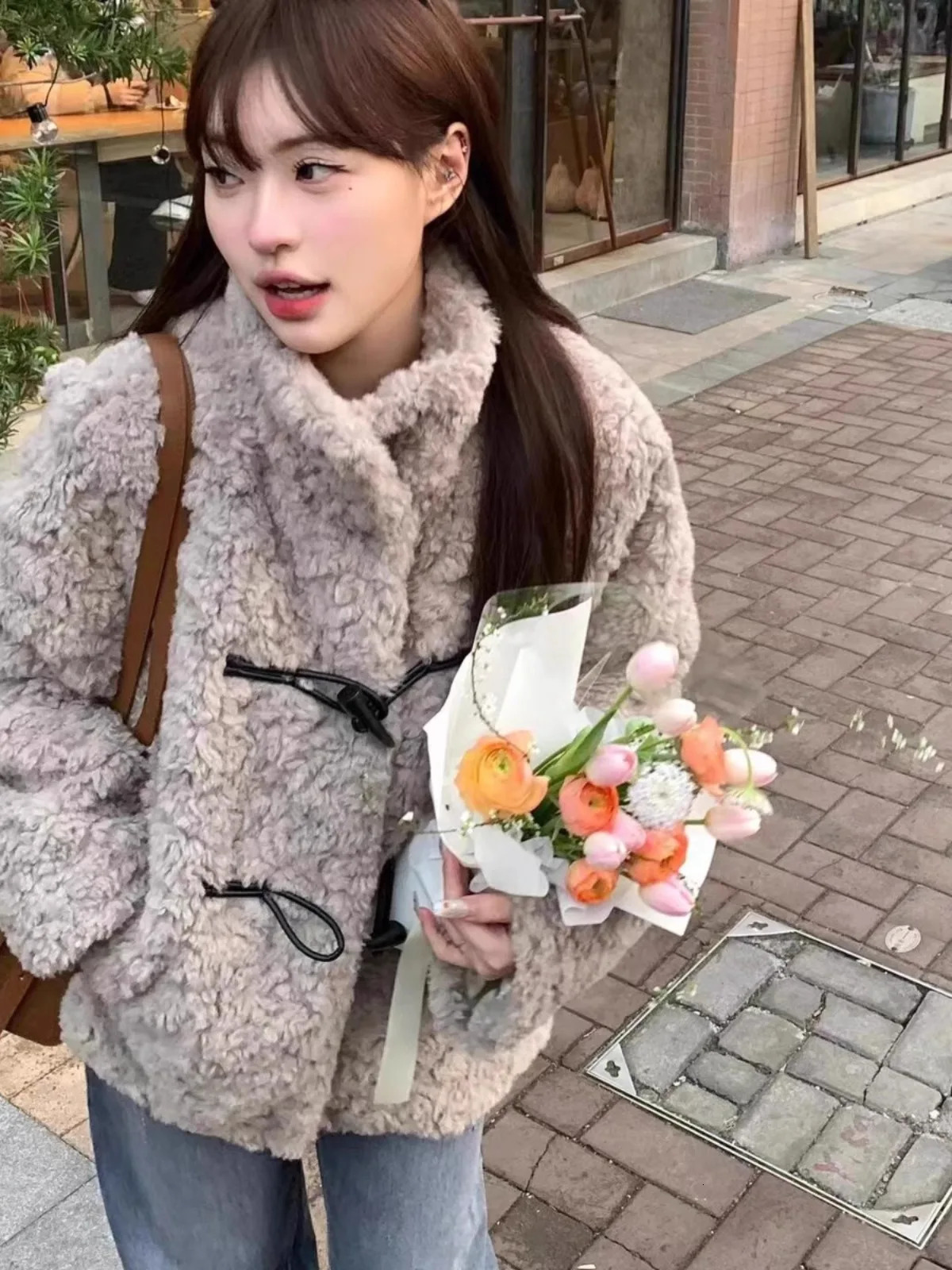 Autumn Winter Sle Stand Collar Buttoned Lamb Fur Jaet mid Length Leather Fur Inteated Warm Top for Women Commute Sle 251011