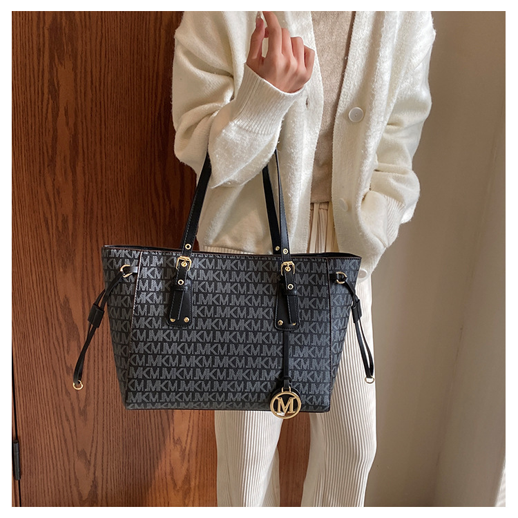 Luxury Designer Bag for Women 2025 New Retro Printed Letter Large Capacity Bag One Shoulder Handheld Tote Bag