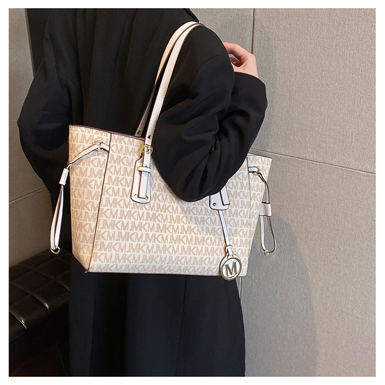 Luxury Designer Bag for Women 2025 New Retro Printed Letter Large Capacity Bag One Shoulder Handheld Tote Bag