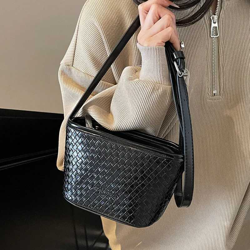 New Product Simple Design Woven Pattern Fiable Bucket Bag Highend Texture Cmuting Versatile Messenger Wens Bag D251014