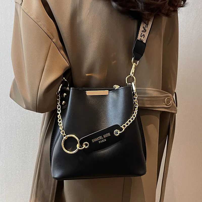 2025 Hot S Large Bucket Bag Wen Fi Wide Strap Crossbody Shoder Bag Textured Tote Autumn Winter Vintage Purse D251014