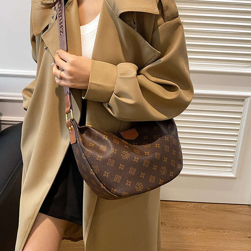 Color-Block Dumpling for Women 2025 New Fashion Large Capacity Crescent Casual Shoulder Crossbody Bag