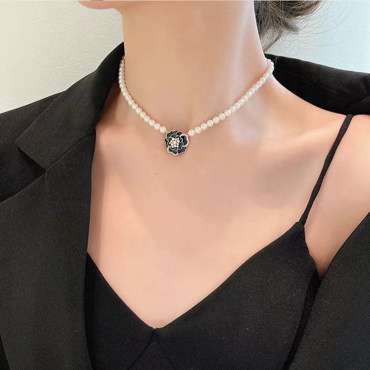"Camellia Night Melody" - A niche French retro court-style elegant design featuring camellia-shaped pearl necklaces and collar chains ddmytu