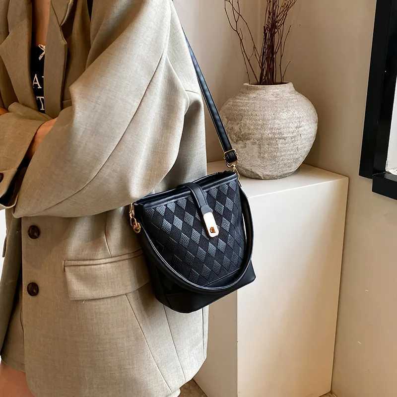 Summer New Versatile Woven Shoder Bag Highend Messenger Bag Portable Fi Casual Wens Bucket Bag D251014