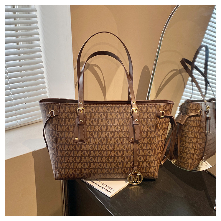 Luxury Designer Bag for Women 2025 New Retro Printed Letter Large Capacity Bag One Shoulder Handheld Tote Bag