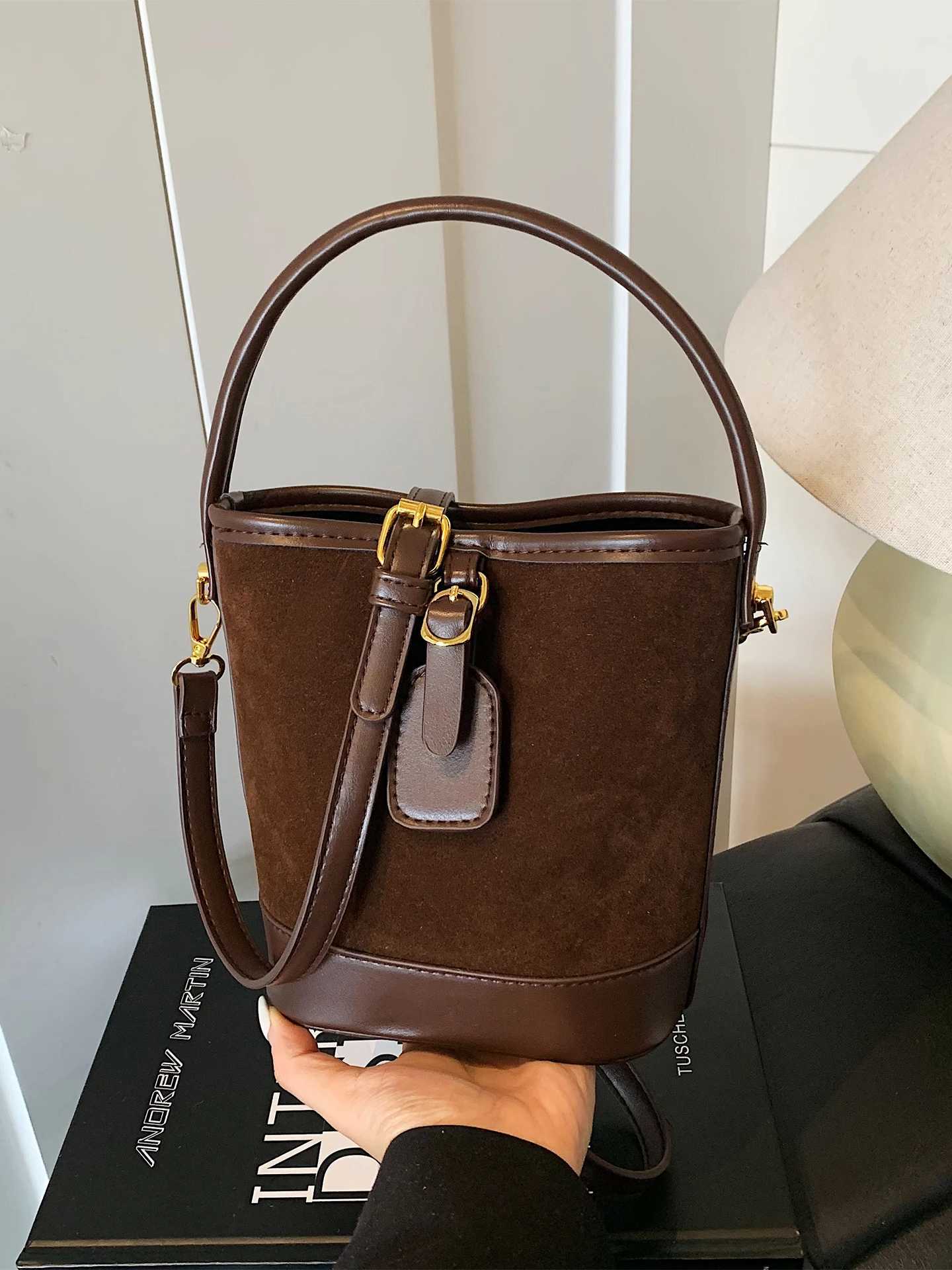 Vintage PU Splicing Faux Suede Messenger Bag Wens Luxury Fi Temperament Cmuting Bucket Handbags Fem Shoder Bags D251014