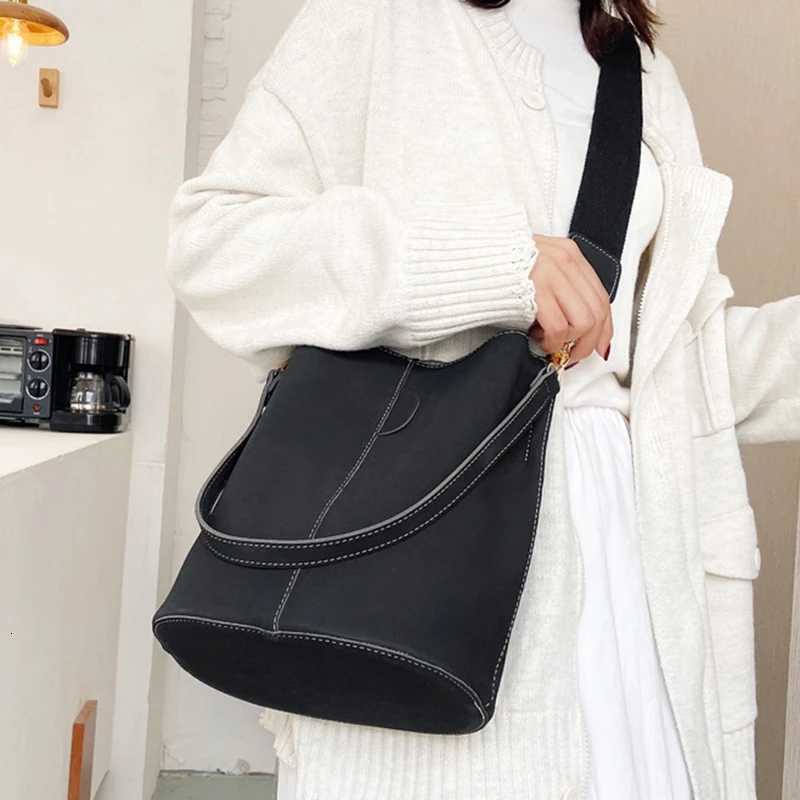 2023 Design Wen Bucket PU Leather Shoder Bag Large Capacity Lady Crossbody Bags Wide Strap Fem Solid Color Totes Handbag D251014