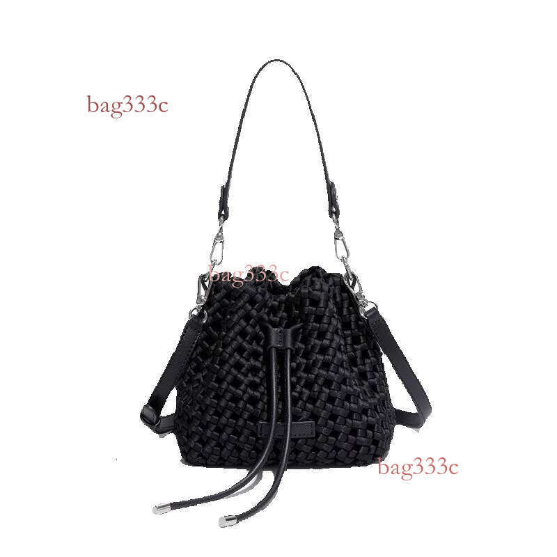 Hot Selling Handmade Woven Bucket For Women New High-Quality Texture Niche Handbag Single Shoulder Crossbody Bag Cowhide Woven Bag